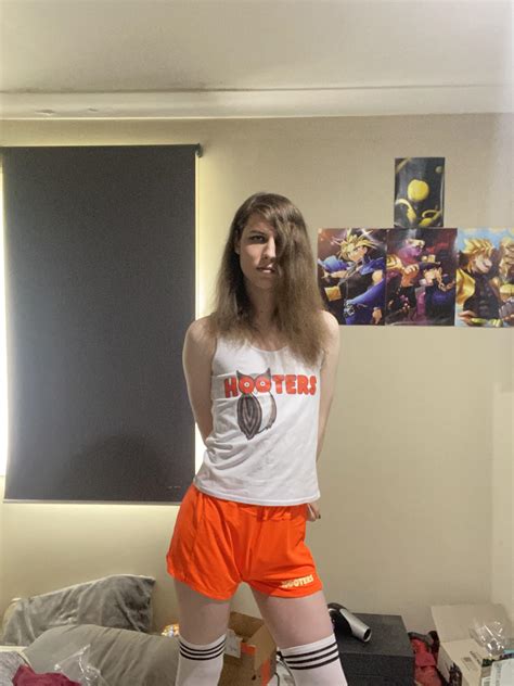 fembou hooters